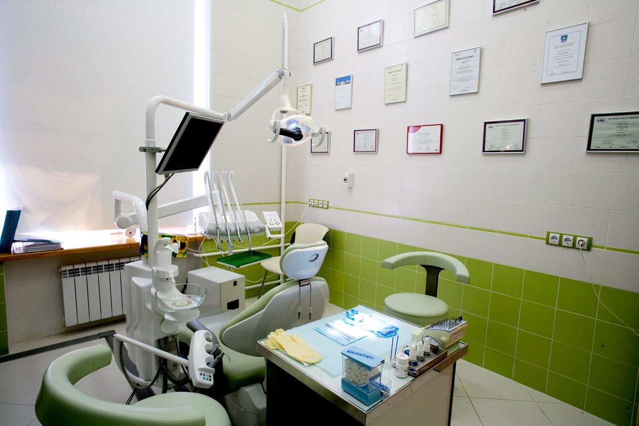 Стоматология 22 врачи. Профессорская стоматология "22 век". Профессорская клиника стоматология Иркутск.